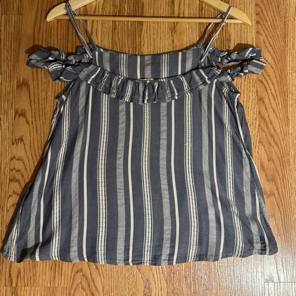 Hollister Top with Off the Shoulder Strap - Picture 3 of 3